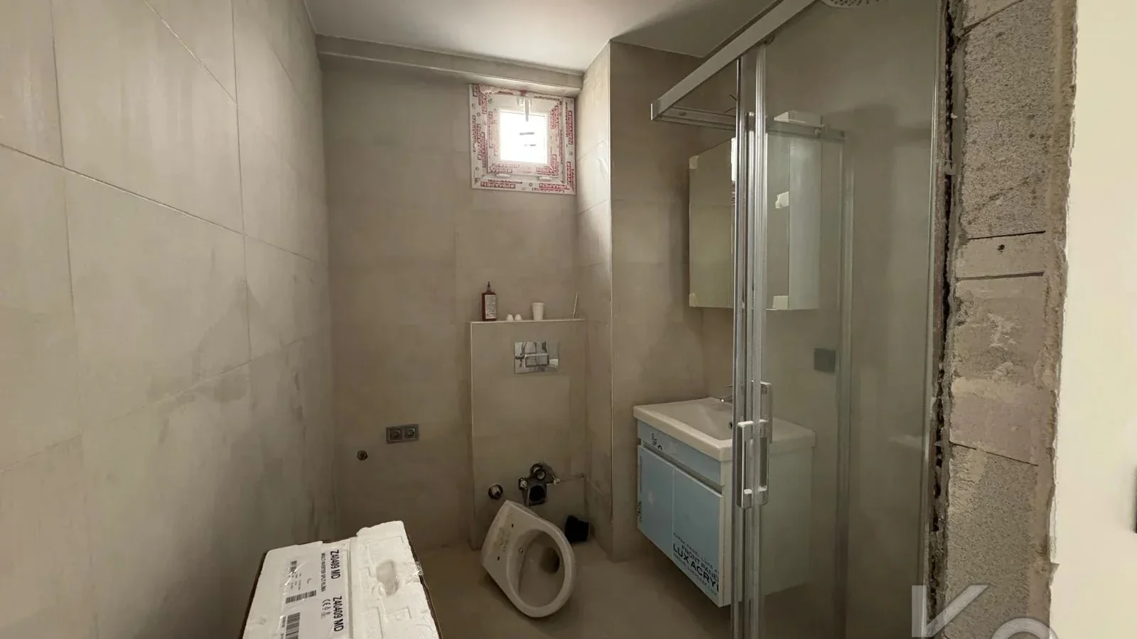 Laci̇vert Cadde Kozyataği Yatirimlik/oturumluk Firsat 52m²net 1+1