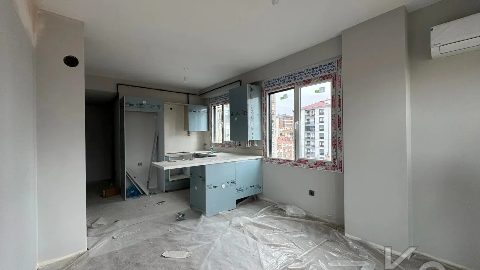 Laci̇vert Cadde Kozyataği Yatirimlik/oturumluk Firsat 52m²net 1+1