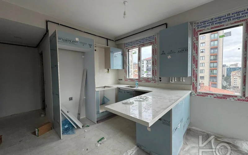 Laci̇vert Cadde Kozyataği Yatirimlik/oturumluk Firsat 52m²net 1+1
