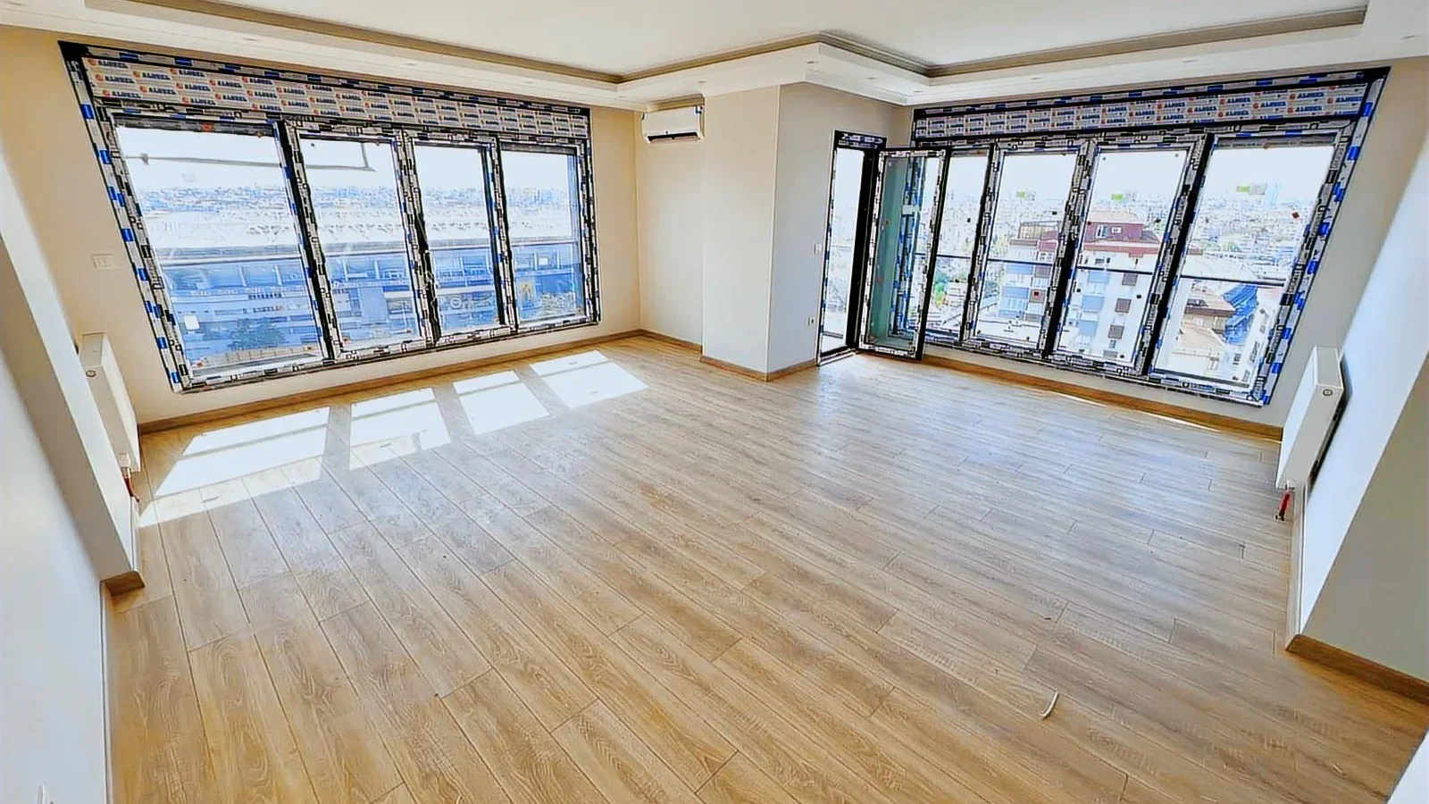 Taşınmaya Hazır-deniz Manzaralı, 34 M² Salon, Balkonlu 3+1 Daire