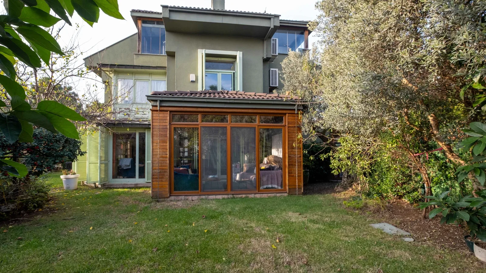 Mutluol Proje'den Bahçeşehir'de Müstakil Bahçeli 3 Katlı Villa