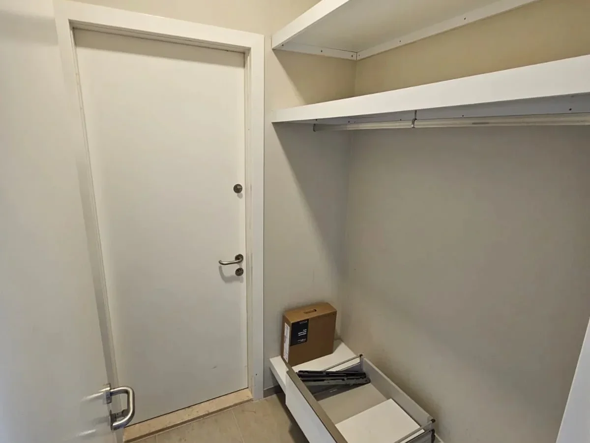 Laci̇vert Cadde Sahi̇lde Presti̇jli̇ 2+1 Balkonlu Boş Dai̇re