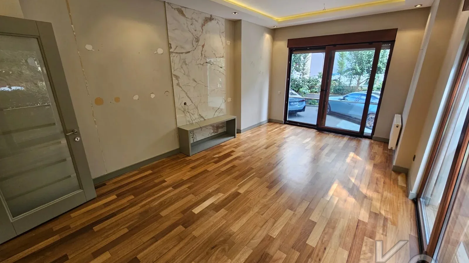 Laci̇vert Cadde Sahi̇lde Presti̇jli̇ 2+1 Balkonlu Boş Dai̇re