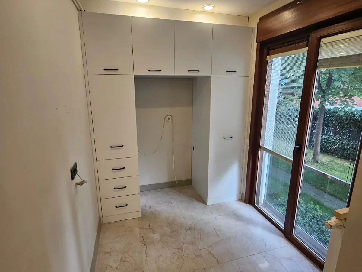 Laci̇vert Cadde Sahi̇lde Presti̇jli̇ 2+1 Balkonlu Boş Dai̇re