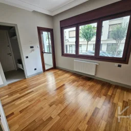 Laci̇vert Cadde Sahi̇lde Presti̇jli̇ 2+1 Balkonlu Boş Dai̇re