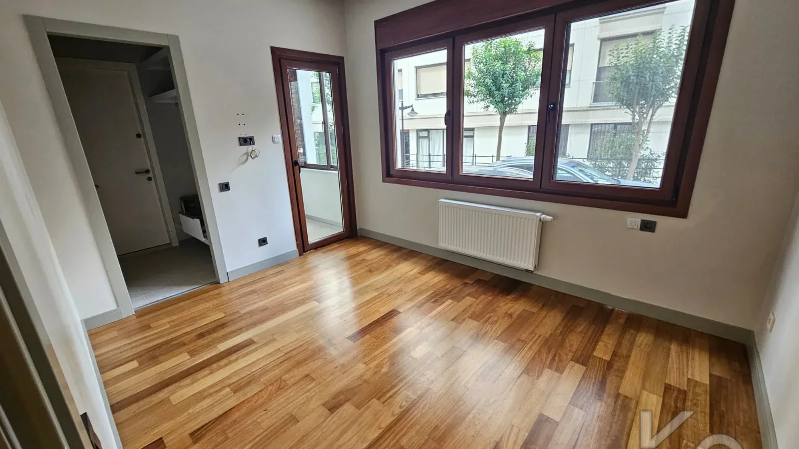 Laci̇vert Cadde Sahi̇lde Presti̇jli̇ 2+1 Balkonlu Boş Dai̇re