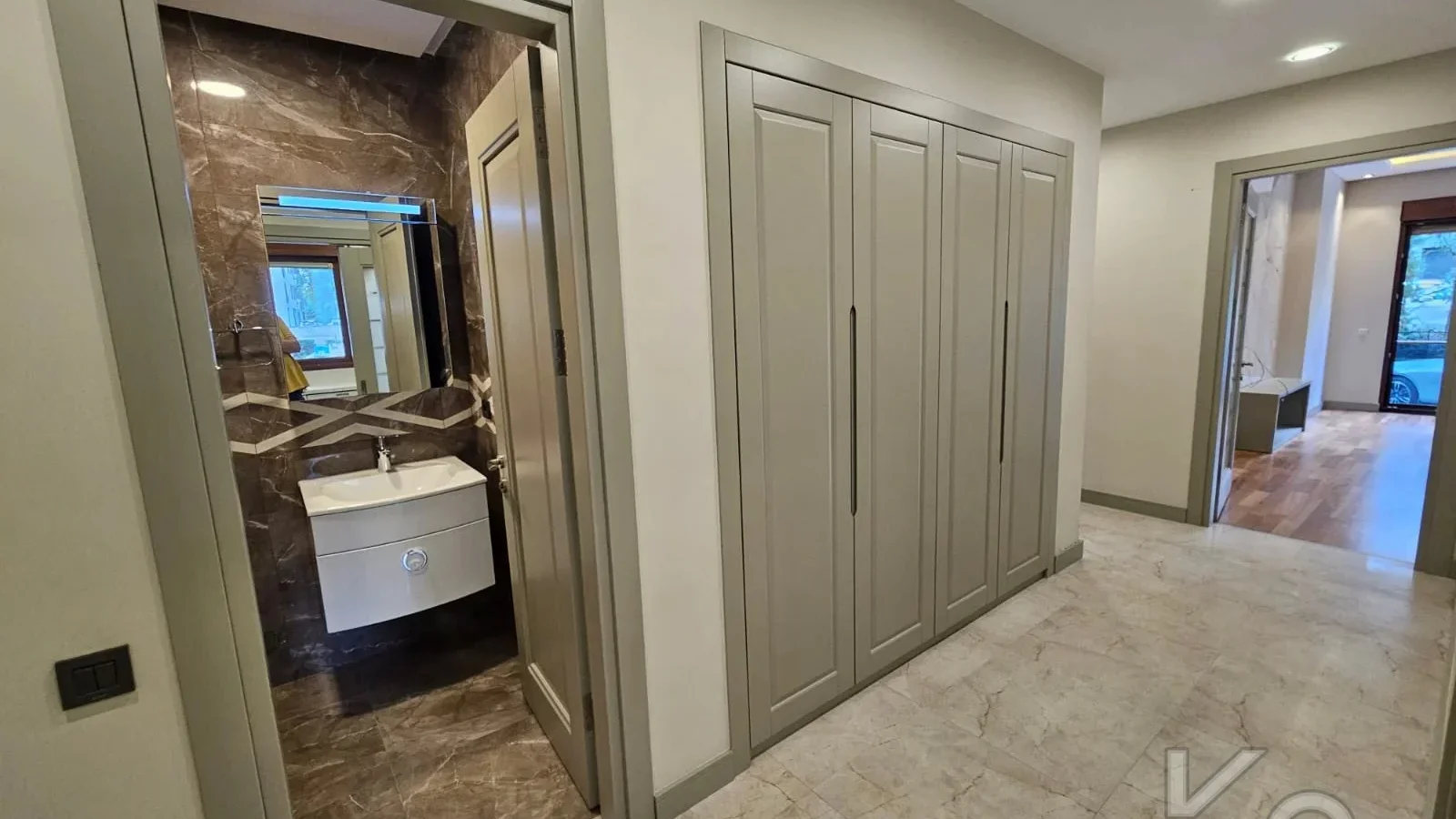 Laci̇vert Cadde Sahi̇lde Presti̇jli̇ 2+1 Balkonlu Boş Dai̇re