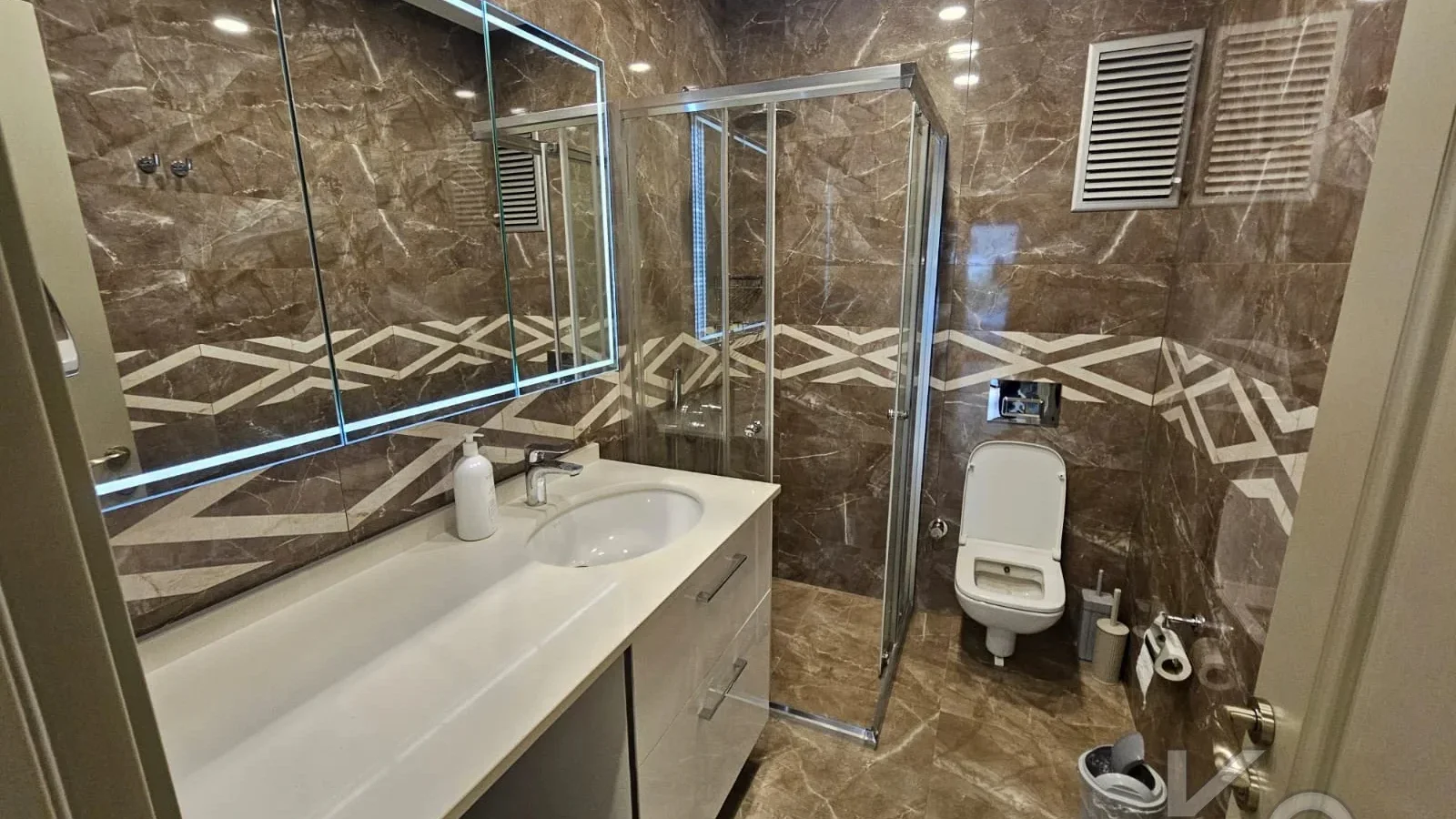 Laci̇vert Cadde Sahi̇lde Presti̇jli̇ 2+1 Balkonlu Boş Dai̇re