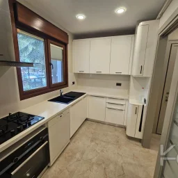 Laci̇vert Cadde Sahi̇lde Presti̇jli̇ 2+1 Balkonlu Boş Dai̇re