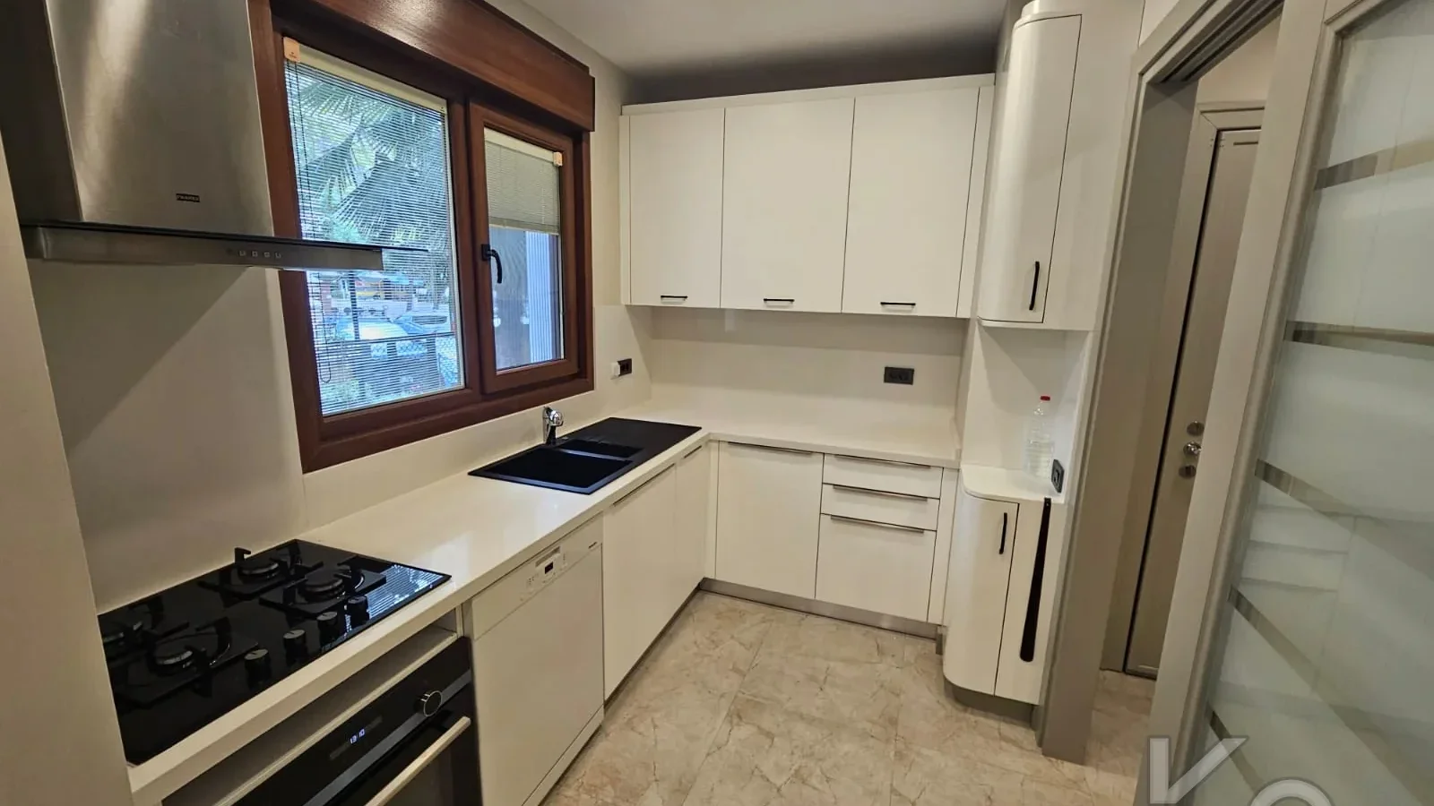 Laci̇vert Cadde Sahi̇lde Presti̇jli̇ 2+1 Balkonlu Boş Dai̇re