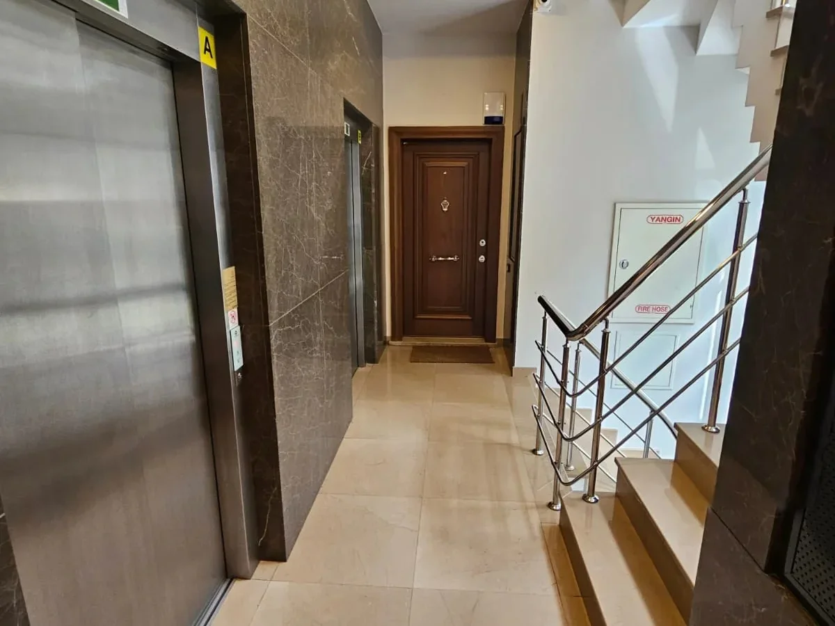 Laci̇vert Cadde Sahi̇lde Presti̇jli̇ 2+1 Balkonlu Boş Dai̇re