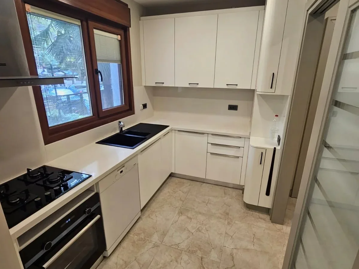 Laci̇vert Cadde Sahi̇lde Presti̇jli̇ 2+1 Balkonlu Boş Dai̇re