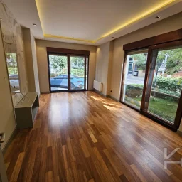 Laci̇vert Cadde Sahi̇lde Presti̇jli̇ 2+1 Balkonlu Boş Dai̇re