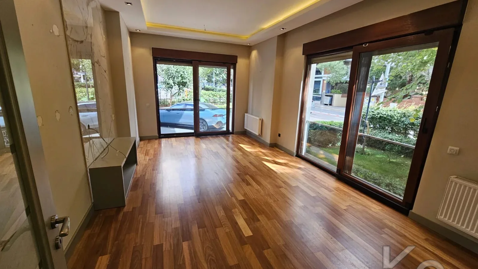 Laci̇vert Cadde Sahi̇lde Presti̇jli̇ 2+1 Balkonlu Boş Dai̇re