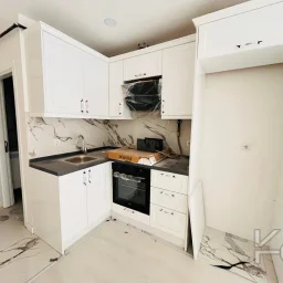 Laci̇vertcadde Çatalçeşme'de Bağdat Caddesi̇ne 6.bi̇na 55m²net 2+1