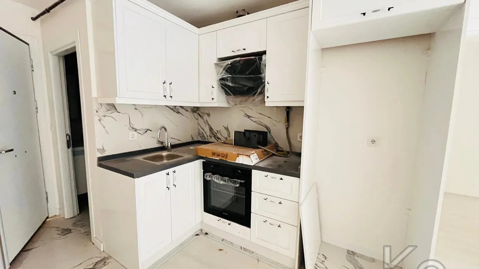Laci̇vertcadde Çatalçeşme'de Bağdat Caddesi̇ne 6.bi̇na 55m²net 2+1