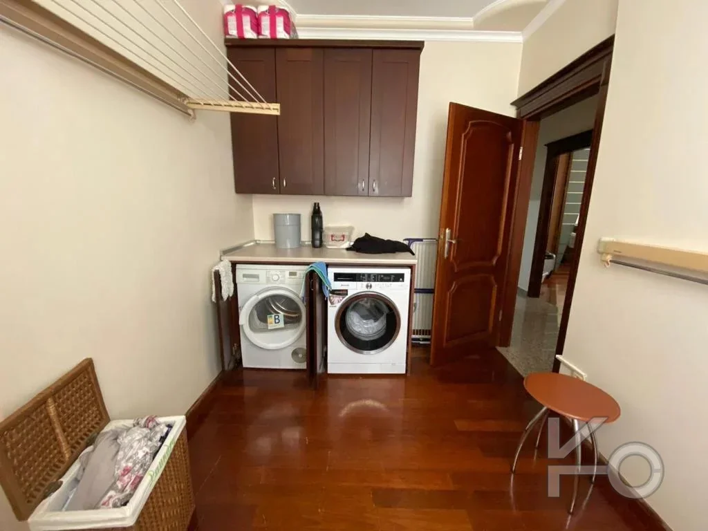 Laci̇vertcadde Tek Yetki̇li̇ Caddebostan Bahari̇yeli̇ 190m² Net 5+1