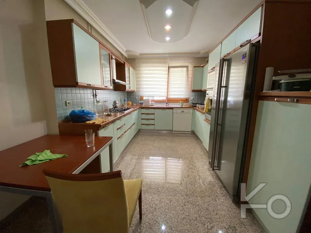 Laci̇vertcadde Tek Yetki̇li̇ Caddebostan Bahari̇yeli̇ 190m² Net 5+1