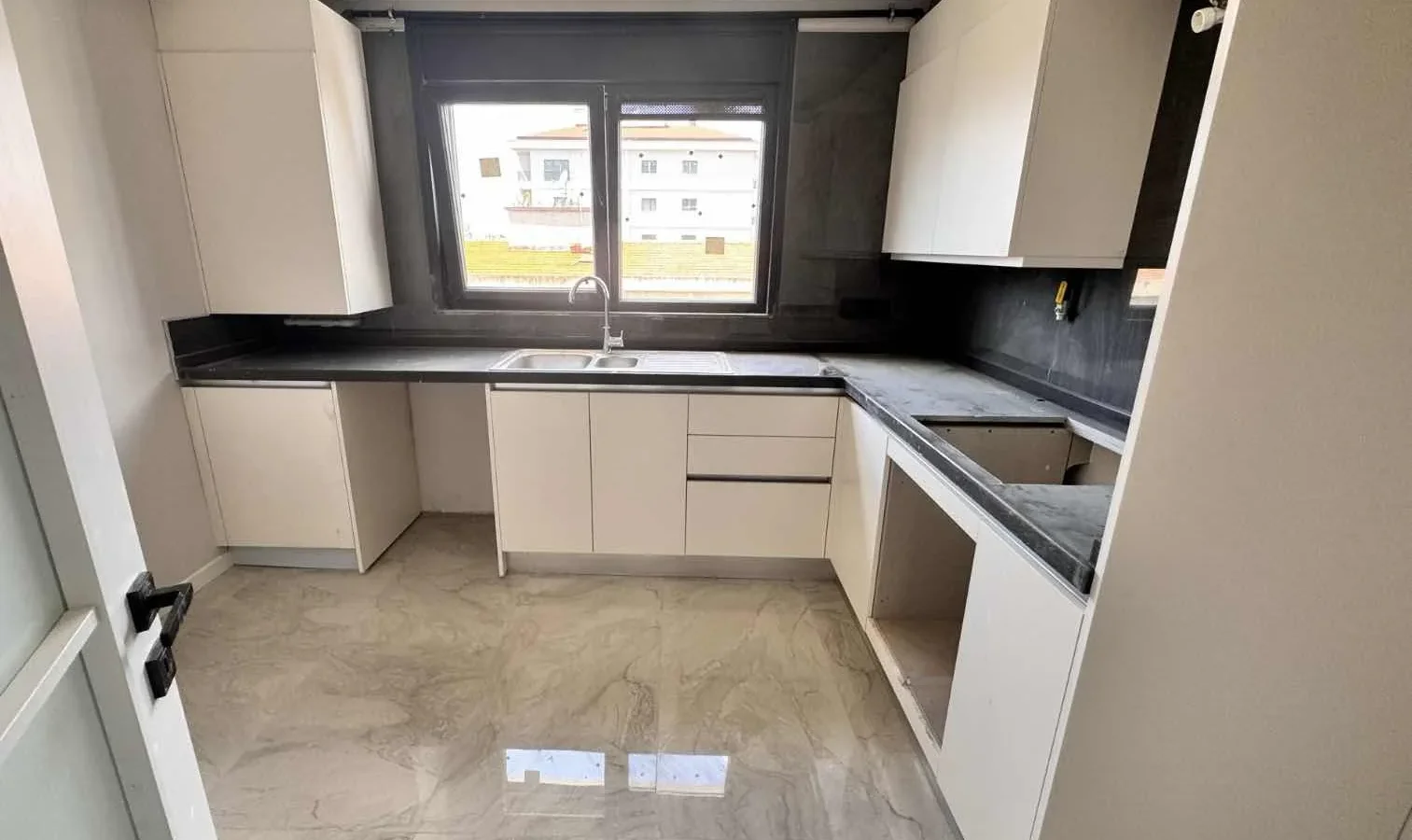 Sağlam'dan Göztepede 95 M2 Net Merkezi Konumda Satılık Daire