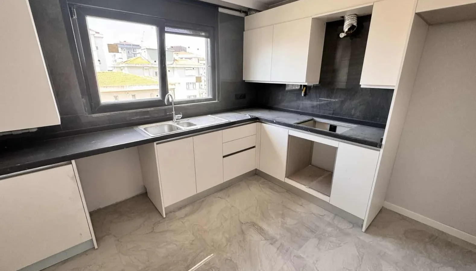 Sağlam'dan Göztepede 95 M2 Net Merkezi Konumda Satılık Daire