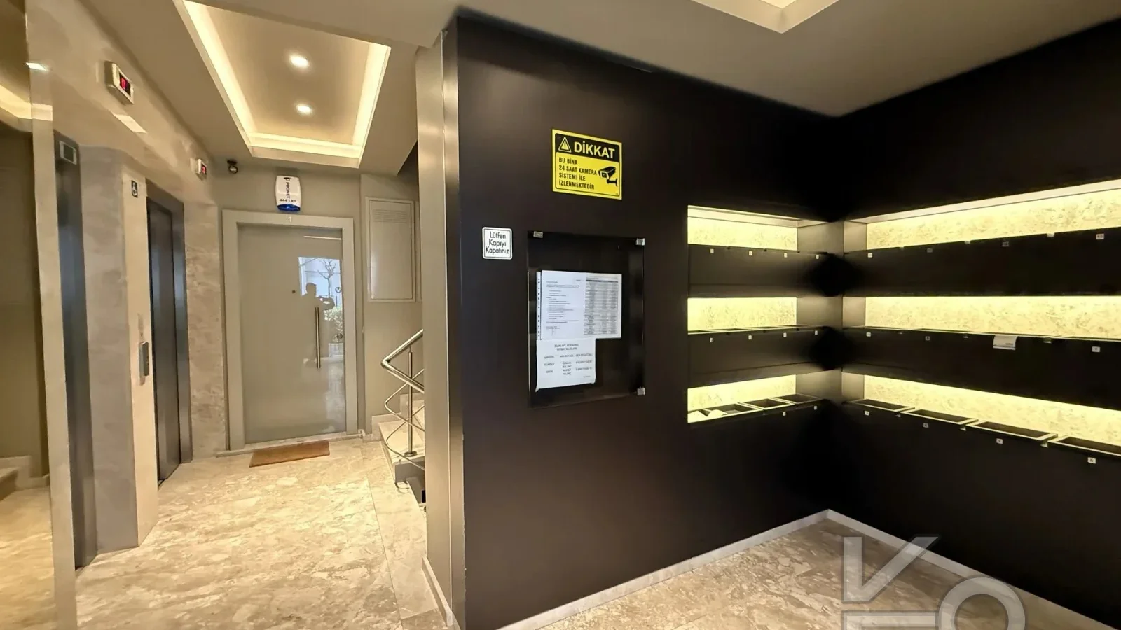 Laci̇vertcadde Şaşkınbakkal Güvenlikli Katta Tek 56m² Salonlu 160m² Net 4,5+1