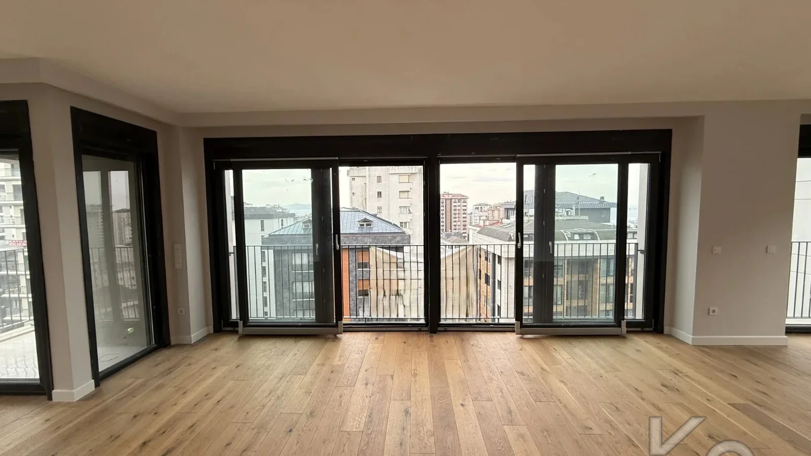 Laci̇vertcadde Şaşkınbakkal Güvenlikli Katta Tek 56m² Salonlu 160m² Net 4,5+1