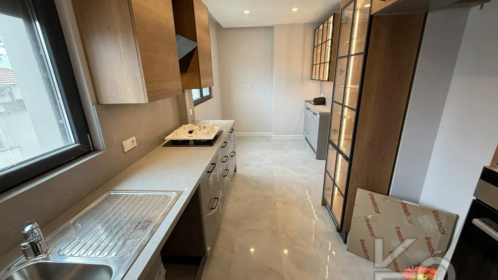 Laci̇vertcadde Şaşkınbakkal Güvenlikli Katta Tek 56m² Salonlu 160m² Net 4,5+1