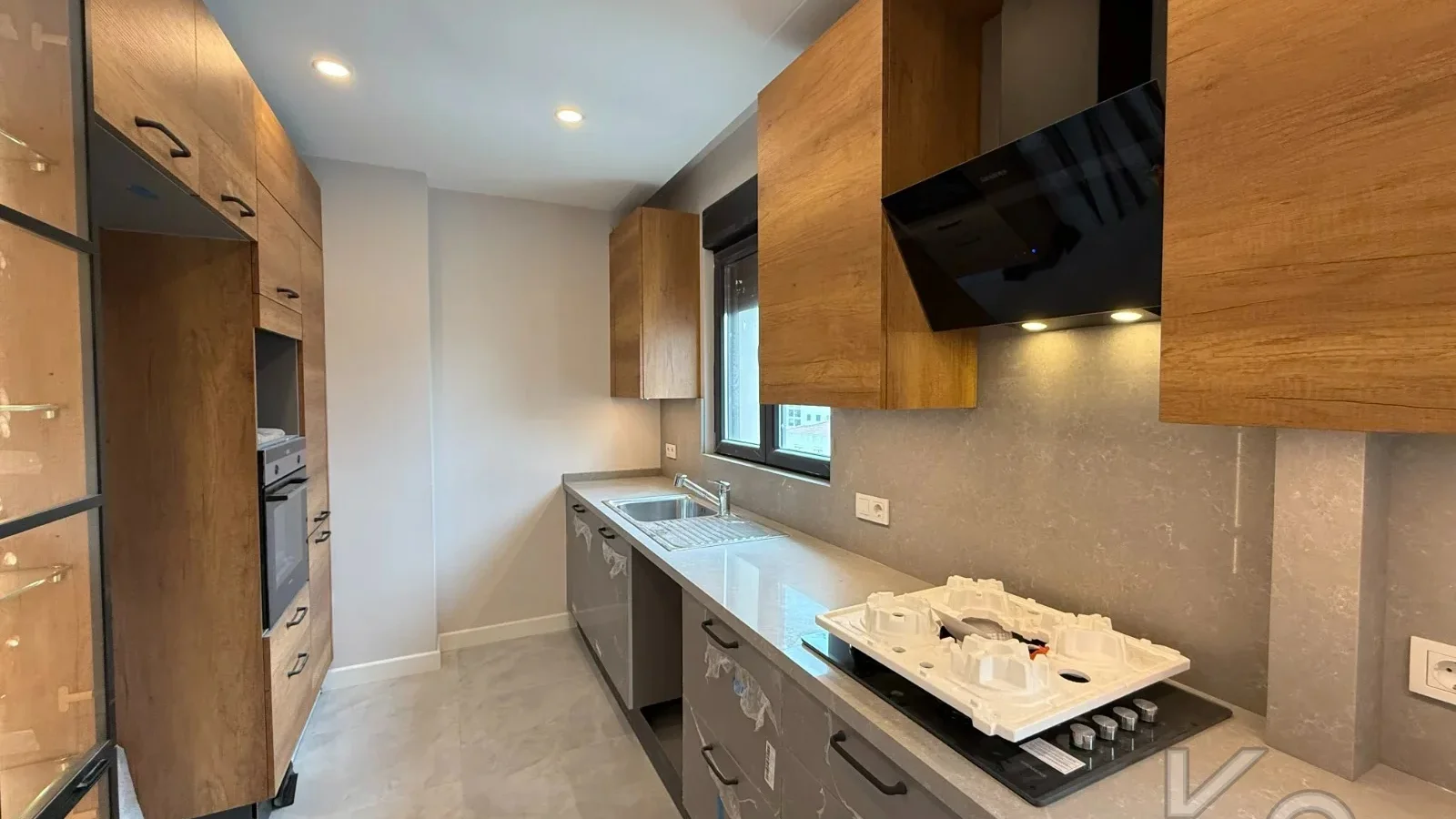 Laci̇vertcadde Şaşkınbakkal Güvenlikli Katta Tek 56m² Salonlu 160m² Net 4,5+1