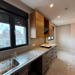 Laci̇vertcadde Şaşkınbakkal Güvenlikli Katta Tek 56m² Salonlu 160m² Net 4,5+1