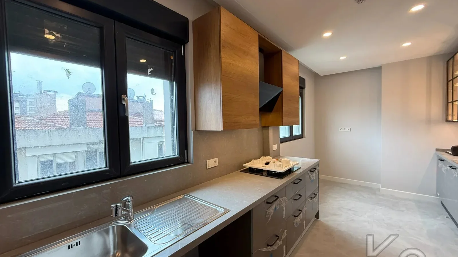 Laci̇vertcadde Şaşkınbakkal Güvenlikli Katta Tek 56m² Salonlu 160m² Net 4,5+1