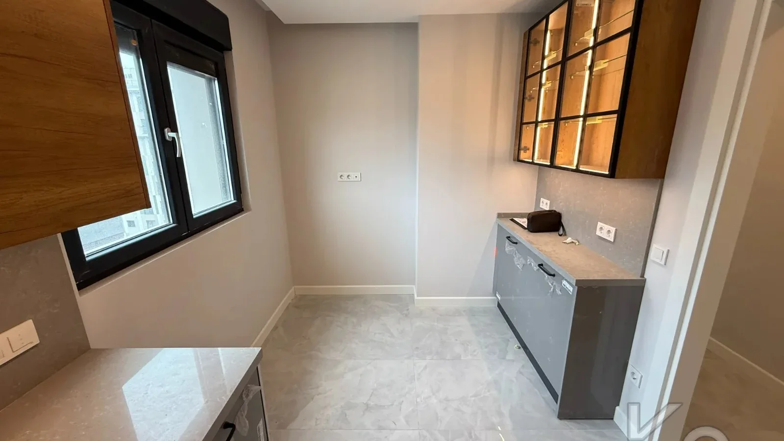 Laci̇vertcadde Şaşkınbakkal Güvenlikli Katta Tek 56m² Salonlu 160m² Net 4,5+1