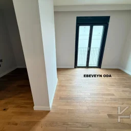 Laci̇vertcadde Şaşkınbakkal Güvenlikli Katta Tek 56m² Salonlu 160m² Net 4,5+1