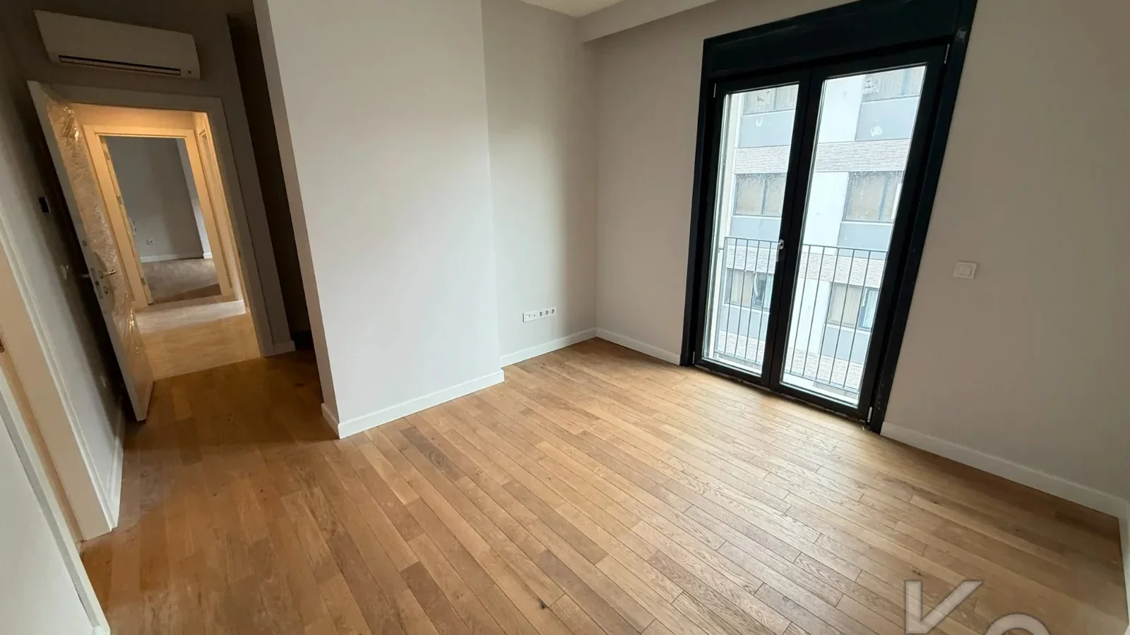 Laci̇vertcadde Şaşkınbakkal Güvenlikli Katta Tek 56m² Salonlu 160m² Net 4,5+1
