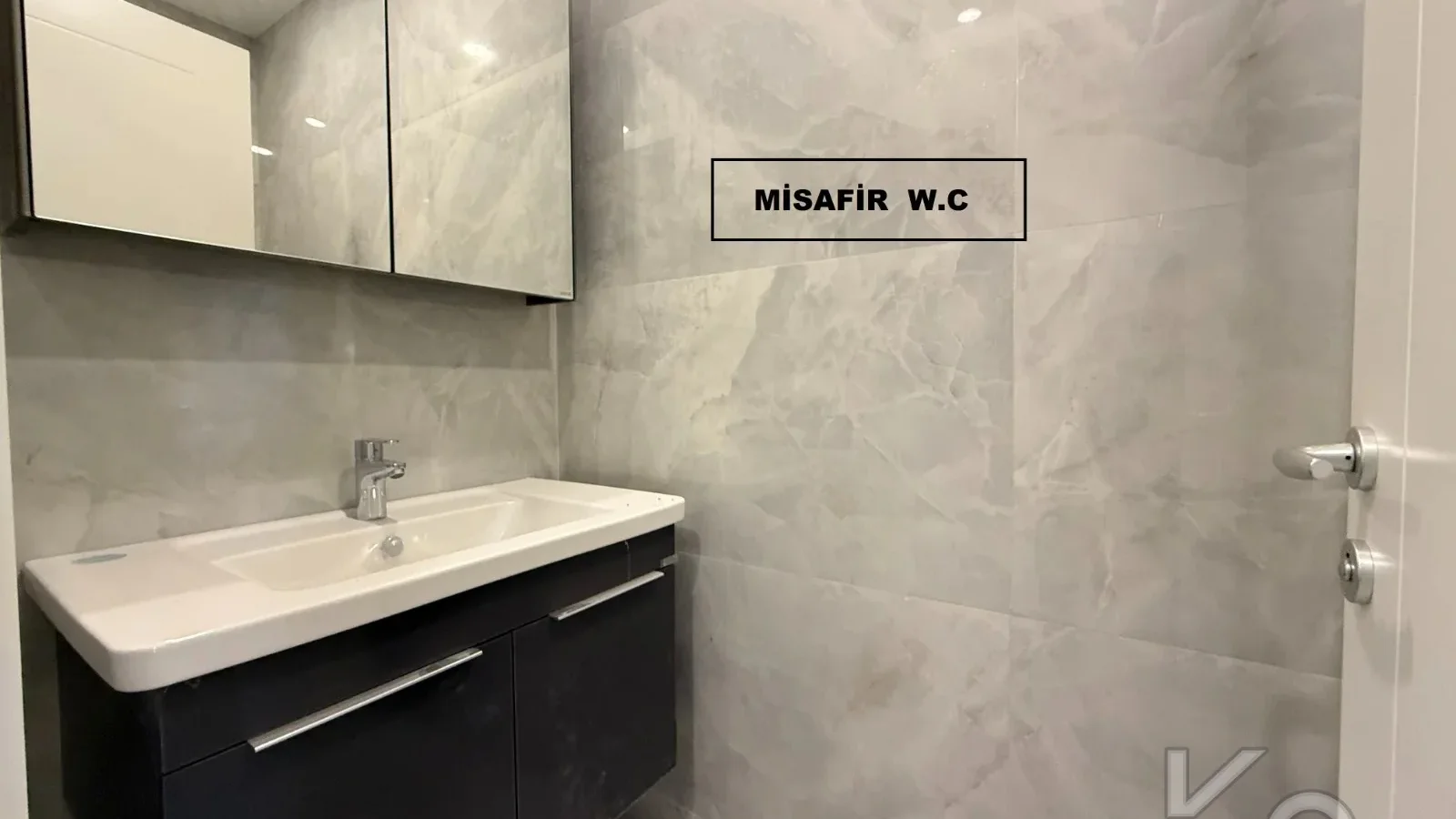 Laci̇vertcadde Şaşkınbakkal Güvenlikli Katta Tek 56m² Salonlu 160m² Net 4,5+1
