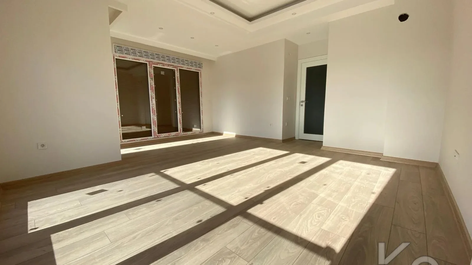 Laci̇vert Cadde Göztepe Özgürlük Parkina Yakin 2024 Yapimi Ebeveynli̇ Balkonlu 90m² Net 3+1