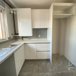 Laci̇vert Cadde Göztepe Özgürlük Parkina Yakin 2024 Yapimi Ebeveynli̇ Balkonlu 90m² Net 3+1