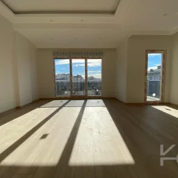 Laci̇vert Cadde Göztepe Özgürlük Parkina Yakin 2024 Yapimi Ebeveynli̇ Balkonlu 90m² Net 3+1