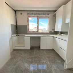 Laci̇vert Cadde Göztepe Özgürlük Parkina Yakin 2024 Yapimi Ebeveynli̇ Balkonlu 90m² Net 3+1