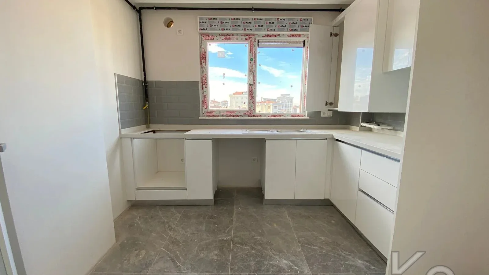 Laci̇vert Cadde Göztepe Özgürlük Parkina Yakin 2024 Yapimi Ebeveynli̇ Balkonlu 90m² Net 3+1
