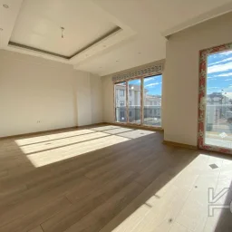Laci̇vert Cadde Göztepe Özgürlük Parkina Yakin 2024 Yapimi Ebeveynli̇ Balkonlu 90m² Net 3+1