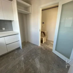 Laci̇vert Cadde Göztepe Özgürlük Parkina Yakin 2024 Yapimi Ebeveynli̇ Balkonlu 90m² Net 3+1