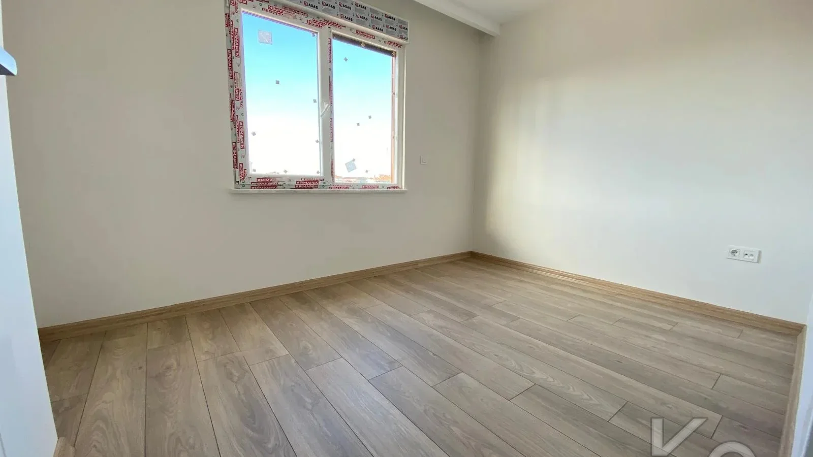 Laci̇vert Cadde Göztepe Özgürlük Parkina Yakin 2024 Yapimi Ebeveynli̇ Balkonlu 90m² Net 3+1