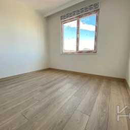 Laci̇vert Cadde Göztepe Özgürlük Parkina Yakin 2024 Yapimi Ebeveynli̇ Balkonlu 90m² Net 3+1