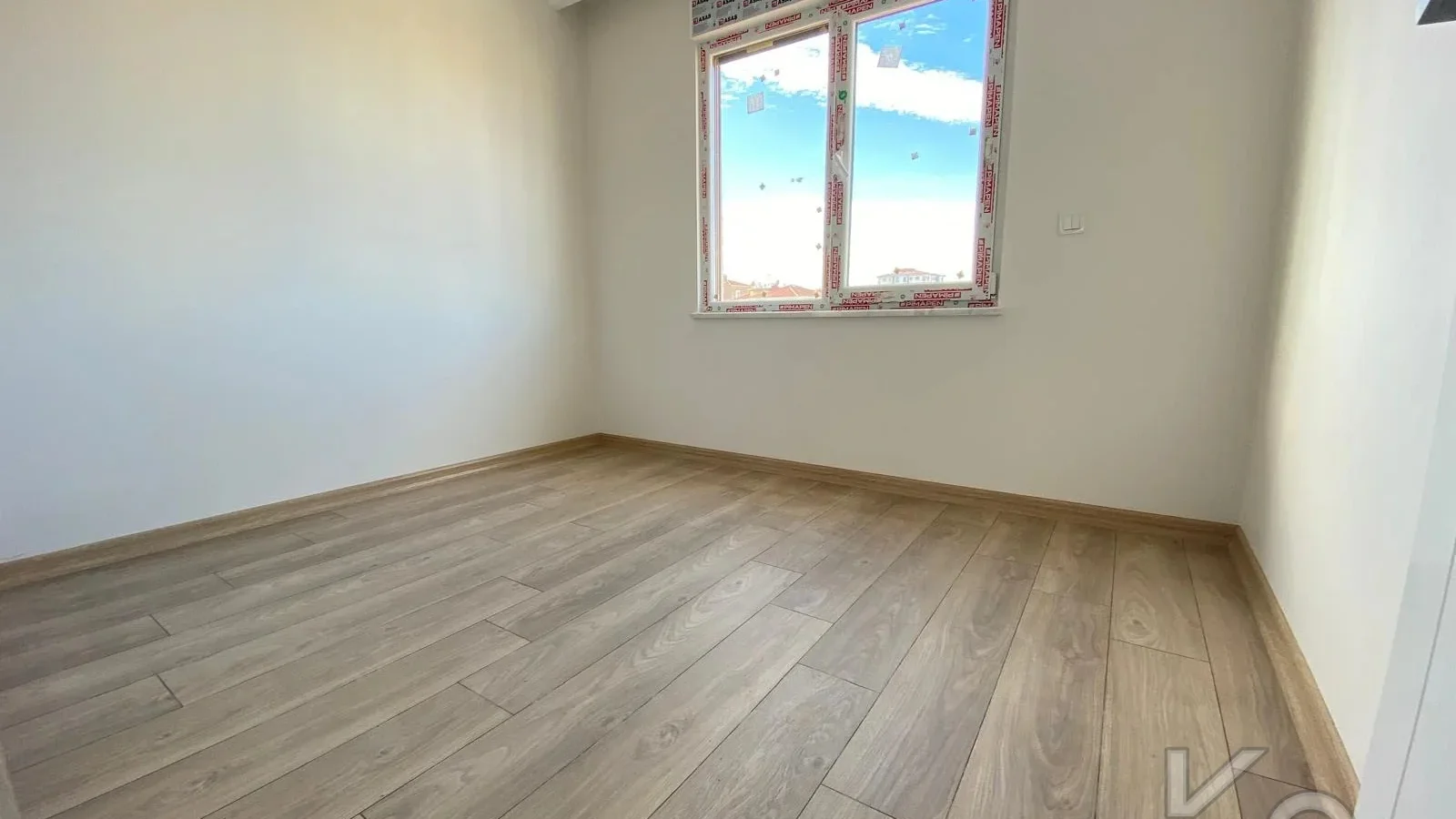 Laci̇vert Cadde Göztepe Özgürlük Parkina Yakin 2024 Yapimi Ebeveynli̇ Balkonlu 90m² Net 3+1