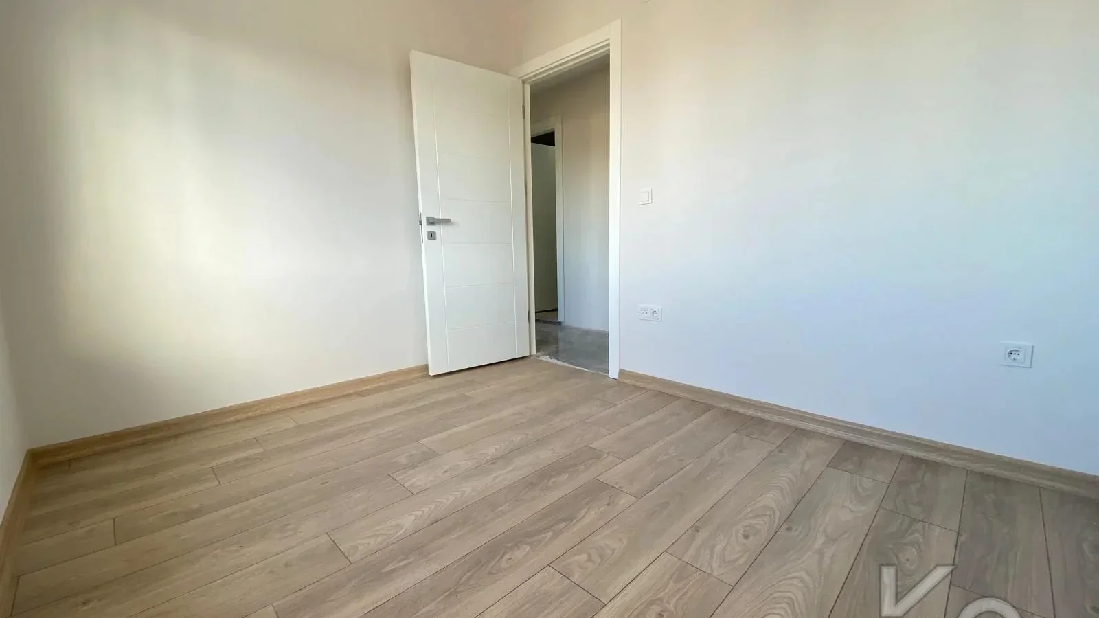 Laci̇vert Cadde Göztepe Özgürlük Parkina Yakin 2024 Yapimi Ebeveynli̇ Balkonlu 90m² Net 3+1