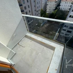 Laci̇vert Cadde Göztepe Özgürlük Parkina Yakin 2024 Yapimi Ebeveynli̇ Balkonlu 90m² Net 3+1