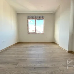 Laci̇vert Cadde Göztepe Özgürlük Parkina Yakin 2024 Yapimi Ebeveynli̇ Balkonlu 90m² Net 3+1
