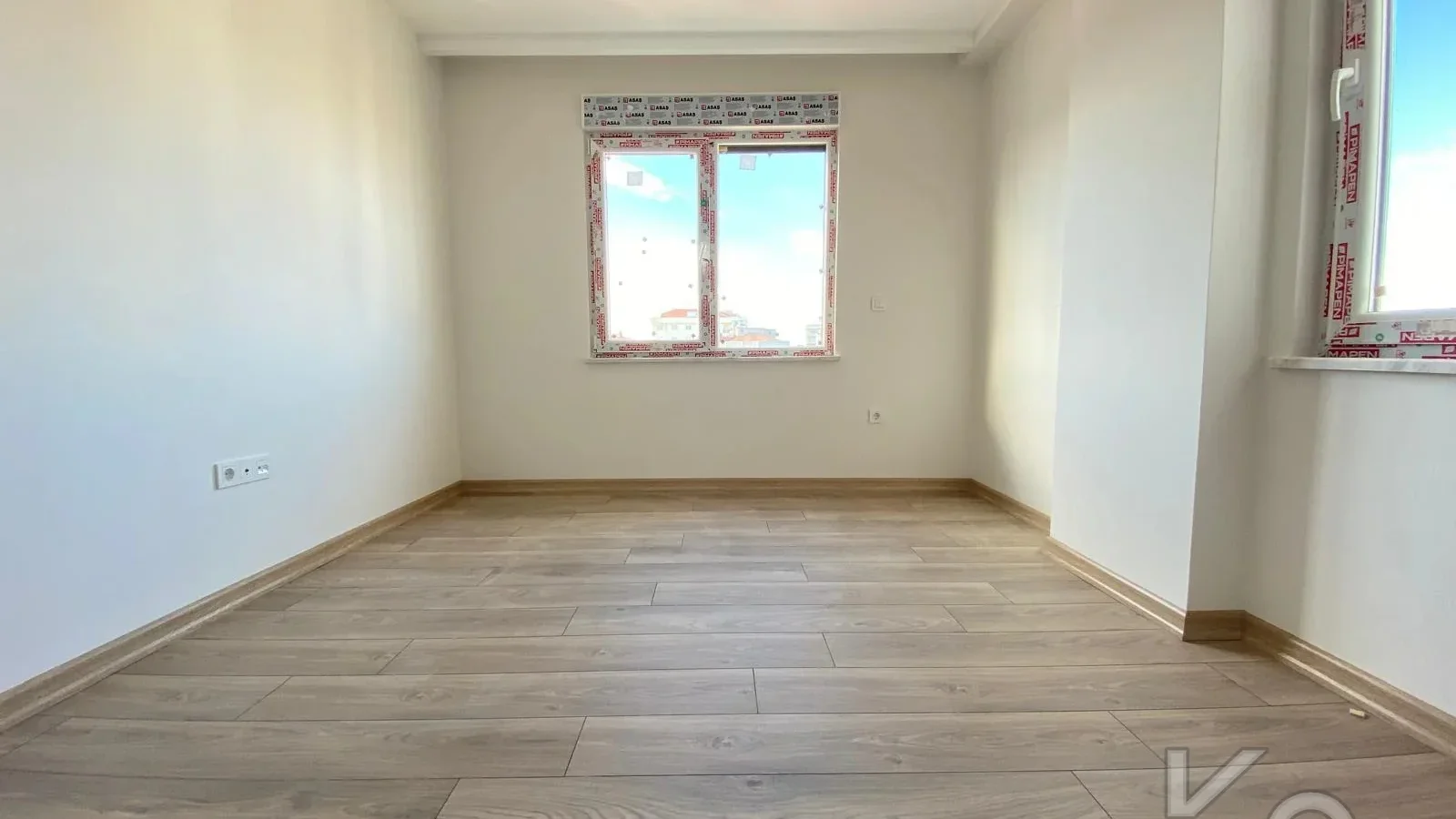 Laci̇vert Cadde Göztepe Özgürlük Parkina Yakin 2024 Yapimi Ebeveynli̇ Balkonlu 90m² Net 3+1