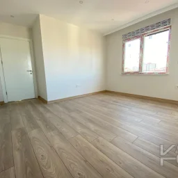 Laci̇vert Cadde Göztepe Özgürlük Parkina Yakin 2024 Yapimi Ebeveynli̇ Balkonlu 90m² Net 3+1