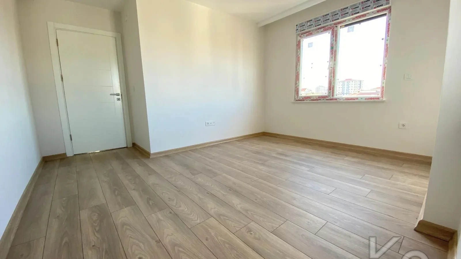 Laci̇vert Cadde Göztepe Özgürlük Parkina Yakin 2024 Yapimi Ebeveynli̇ Balkonlu 90m² Net 3+1